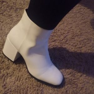 WhiteChunkyAnkleBoots Size:10 3in Heel